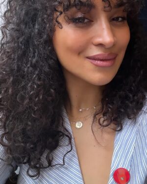 Camélia Jordana Instagram - Merci à toutes les magnifiques équipes de @seriesmania pour votre accueil et votre travail incroyable ! Cœur plein, tête remplie d’images magnifiques et de regards nouveaux et singuliers sur le monde. Ce festival est génial, j’ai pris une énorme vague de joie 🫶🏻 special thanks to l’ange @aitorbask 🫂❤️

Merci encore à @margauxbaralon d’avoir mené cette masterclass avec brio ! Merci aux équipes de l’ @ugc_lille_metropole de l’avoir si chaleureusement accueillie. Merci au public délicieux pour sa présence, c’était si bon de vous retrouver. Si vous voulez l’entendre, vous pouvez retrouver la masterclass sur YouTube.

Aussi, impossible de remettre la main sur le nom de l’autrice de l’acrostiche - qui m’a émue aux larmes - offert pendant la masterclass par une femme formidable. N’hésitez pas si vous l’avez, peut-être même, si c’est vous 🥹❤️

Et sinon : CESSEZ LE FEU, LIBÉREZ LES OTAGES, STOP KILLING INNONCENTS 

@laculturepouruncessezlefeu 🕊️