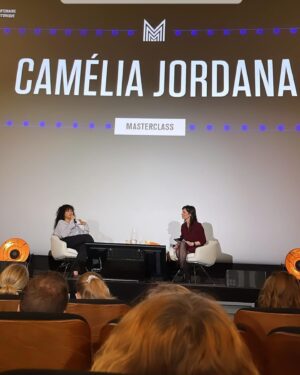 Camélia Jordana Instagram - Merci à toutes les magnifiques équipes de @seriesmania pour votre accueil et votre travail incroyable ! Cœur plein, tête remplie d’images magnifiques et de regards nouveaux et singuliers sur le monde. Ce festival est génial, j’ai pris une énorme vague de joie 🫶🏻 special thanks to l’ange @aitorbask 🫂❤️

Merci encore à @margauxbaralon d’avoir mené cette masterclass avec brio ! Merci aux équipes de l’ @ugc_lille_metropole de l’avoir si chaleureusement accueillie. Merci au public délicieux pour sa présence, c’était si bon de vous retrouver. Si vous voulez l’entendre, vous pouvez retrouver la masterclass sur YouTube.

Aussi, impossible de remettre la main sur le nom de l’autrice de l’acrostiche - qui m’a émue aux larmes - offert pendant la masterclass par une femme formidable. N’hésitez pas si vous l’avez, peut-être même, si c’est vous 🥹❤️

Et sinon : CESSEZ LE FEU, LIBÉREZ LES OTAGES, STOP KILLING INNONCENTS 

@laculturepouruncessezlefeu 🕊️