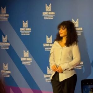 Camélia Jordana Instagram - Merci à toutes les magnifiques équipes de @seriesmania pour votre accueil et votre travail incroyable ! Cœur plein, tête remplie d’images magnifiques et de regards nouveaux et singuliers sur le monde. Ce festival est génial, j’ai pris une énorme vague de joie 🫶🏻 special thanks to l’ange @aitorbask 🫂❤️

Merci encore à @margauxbaralon d’avoir mené cette masterclass avec brio ! Merci aux équipes de l’ @ugc_lille_metropole de l’avoir si chaleureusement accueillie. Merci au public délicieux pour sa présence, c’était si bon de vous retrouver. Si vous voulez l’entendre, vous pouvez retrouver la masterclass sur YouTube.

Aussi, impossible de remettre la main sur le nom de l’autrice de l’acrostiche - qui m’a émue aux larmes - offert pendant la masterclass par une femme formidable. N’hésitez pas si vous l’avez, peut-être même, si c’est vous 🥹❤️

Et sinon : CESSEZ LE FEU, LIBÉREZ LES OTAGES, STOP KILLING INNONCENTS 

@laculturepouruncessezlefeu 🕊️