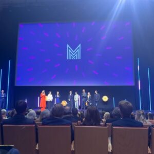 Camélia Jordana Instagram - Merci à toutes les magnifiques équipes de @seriesmania pour votre accueil et votre travail incroyable ! Cœur plein, tête remplie d’images magnifiques et de regards nouveaux et singuliers sur le monde. Ce festival est génial, j’ai pris une énorme vague de joie 🫶🏻 special thanks to l’ange @aitorbask 🫂❤️

Merci encore à @margauxbaralon d’avoir mené cette masterclass avec brio ! Merci aux équipes de l’ @ugc_lille_metropole de l’avoir si chaleureusement accueillie. Merci au public délicieux pour sa présence, c’était si bon de vous retrouver. Si vous voulez l’entendre, vous pouvez retrouver la masterclass sur YouTube.

Aussi, impossible de remettre la main sur le nom de l’autrice de l’acrostiche - qui m’a émue aux larmes - offert pendant la masterclass par une femme formidable. N’hésitez pas si vous l’avez, peut-être même, si c’est vous 🥹❤️

Et sinon : CESSEZ LE FEU, LIBÉREZ LES OTAGES, STOP KILLING INNONCENTS 

@laculturepouruncessezlefeu 🕊️
