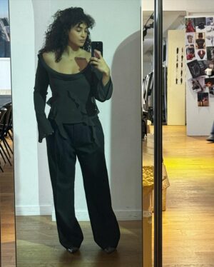 Camélia Jordana Instagram - En parallèle de l’inquiétude permanente ( mot microscopique bien loin du réel, puisque des mots, il n’y en a plus ) du risque de g*nocide en cours à G*za, j’essaie plein de choses. D’abord, me documenter, lire, regarder, écouter le plus possible. Je fais aussi des gros câlins à Pepper, c’est assez radical et instantané. Je fais du sport, je vois des gens au cœur large, des gens que j’aime. Des gens qui savent, qui voient, et qui sont dans l’action. J’essaie à ma toute toute toute petite échelle de l’être tant que possible. Je vous en parle bientôt d’ailleurs. Je me transforme encore en d’autres femmes, résistantes parfois, le temps d’une image. Je pense à elles toutes. Aux otages. Aux autres aussi. Je prie. Et je pense à vous.

Et toi ? Dis-moi en commentaire comment tu deales avec le risque de g*nocide en cours à G*za ? I mean it.

CEASEFIRE NOW 🍉