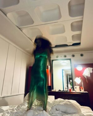 Camila Lucciola Instagram - o vestido é @lodeluistudio para @pulsa.rio 
a sorte, é minha.