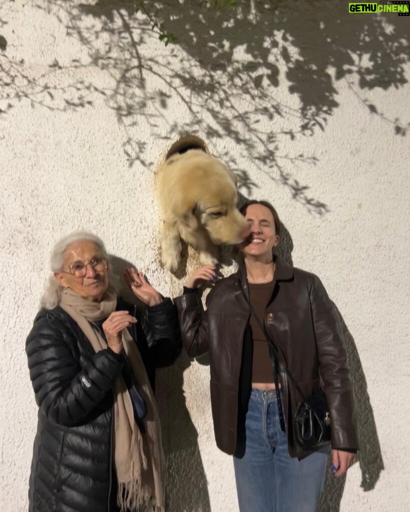 Camila Hirane Instagram - Los regalos de la vida! con la grandísima Luz Jiménez ❤️ nos encontramos a este galán saludando por un hoyito en la muralla! Vayan a ver la obra de la Luz, donde actúa con otro grande, Eduardo Barril y un hermoso elenco! En Mori Bellavista, “Historia de amor para un alma vieja” de @fazambra @teatromori