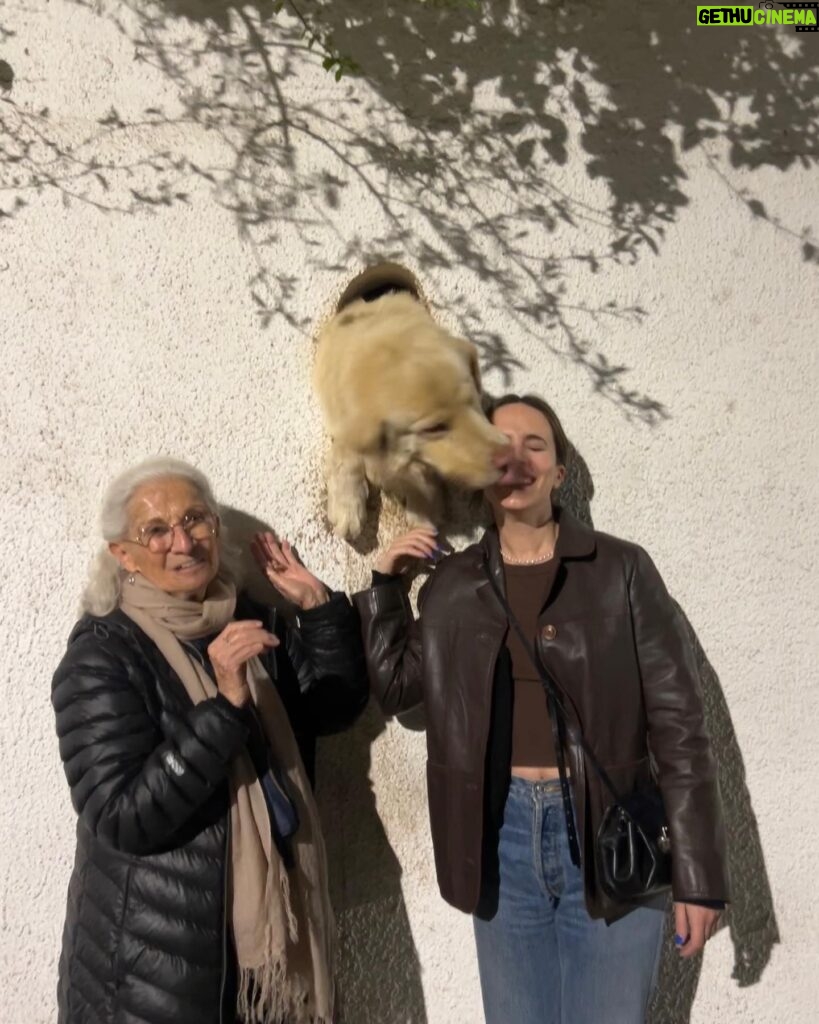 Camila Hirane Instagram - Los regalos de la vida! con la grandísima Luz Jiménez ❤️ nos encontramos a este galán saludando por un hoyito en la muralla! Vayan a ver la obra de la Luz, donde actúa con otro grande, Eduardo Barril y un hermoso elenco! En Mori Bellavista, “Historia de amor para un alma vieja” de @fazambra @teatromori