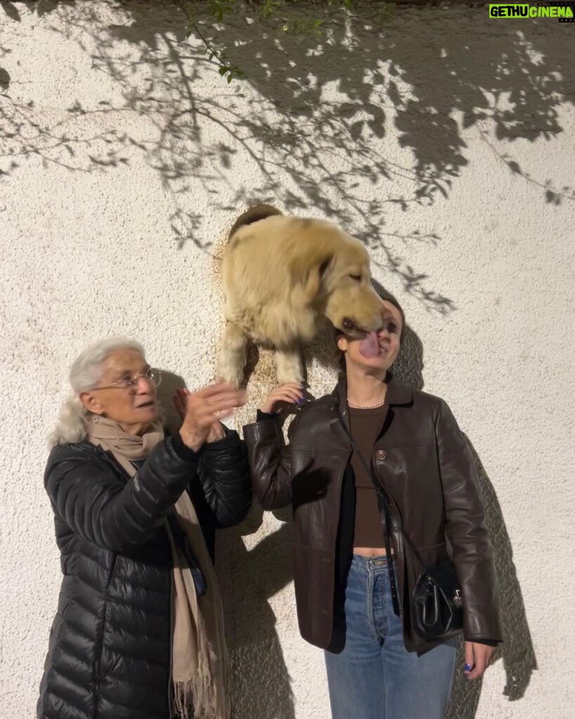 Camila Hirane Instagram - Los regalos de la vida! con la grandísima Luz Jiménez ❤️ nos encontramos a este galán saludando por un hoyito en la muralla! Vayan a ver la obra de la Luz, donde actúa con otro grande, Eduardo Barril y un hermoso elenco! En Mori Bellavista, “Historia de amor para un alma vieja” de @fazambra @teatromori