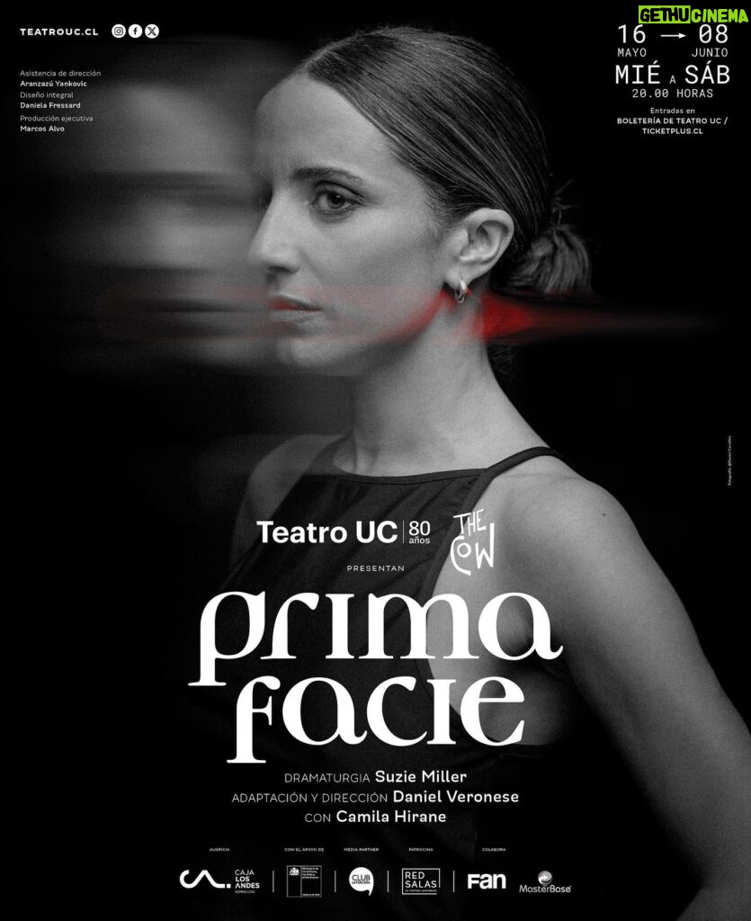 Camila Hirane Instagram - Aquí el afiche de PRIMA FACIE. Jueves estreno, mañana pre-estreno. Y sale al mundo… Tengo miedo. Y siento que está bien tener miedo. Me siento valiente. Creo que esta historia debe ser contada, que estos temas deben ser hablados. Gracias a los dioses del teatro que me pusieron aquí y que me protegen. Nos vemos ahí! los espero en el teatro!!! @teatrouc @thecowcompany @fansantiago 📷 @danielcorvillonphoto