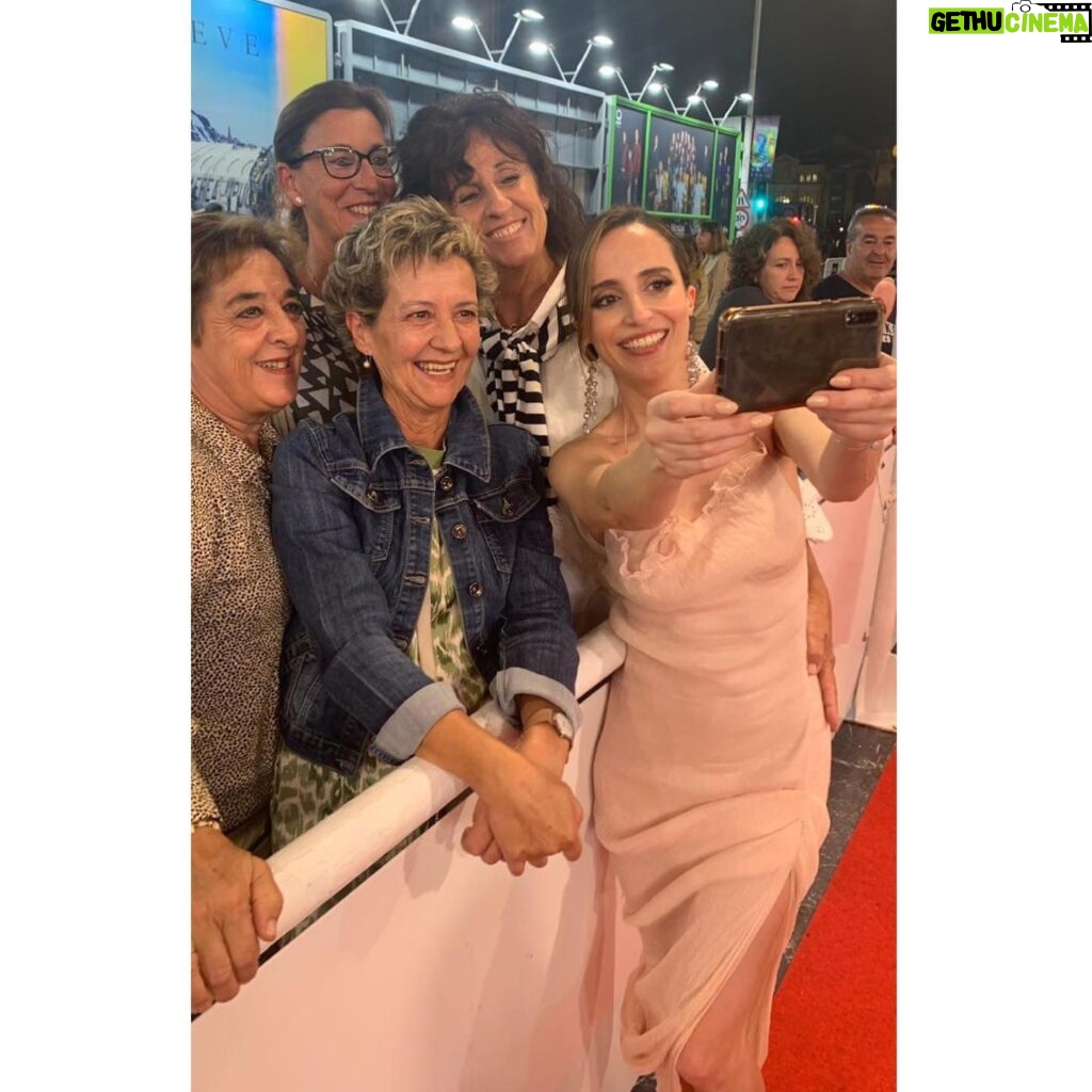 Camila Hirane Instagram - Aquí, en la alfombra roja de @sansebastianfes 💎 hermosa experiencia acompañada de mi hermoso vestido de gasa de seda teñida a mano, del genio argentino @es.gone hecho a medida para mí, desde su headquarter en Palermo. El styling me lo hizo @thisisjla y @octavioferrero el par más estiloso y más divertido del mundo. Chicos los re-amo! GRACIAS!!! El blazer negro es de @carzogliobuenosaires mi marca favorita de Buenos Aires 🤤 Los accesorios, aros y cartera: @flaneurba Glam: @consueortizmakeup para @lorealpro #lorealprospain @one__offartists ✨ gracias, gracias! Un saludo a los señoras amorosas con las que me saqué fotos en la alfombra, el público del festival es en verdad maravilloso! fui muy feliz… A Rita, en cambio, la chihuahua… le dio fiaca la alfombra roja, se quiso quedar en el spa del hotel.