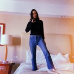Camila Hirane Instagram – saltar en la cama del hotel
julio, 2023