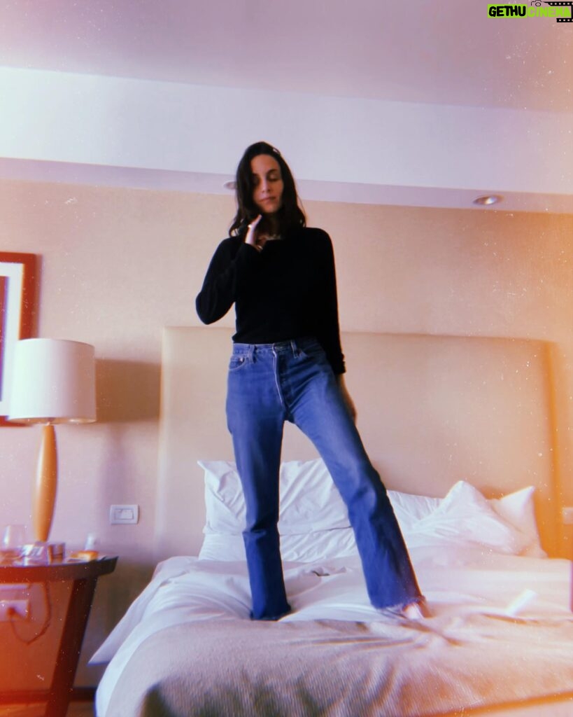 Camila Hirane Instagram - saltar en la cama del hotel julio, 2023