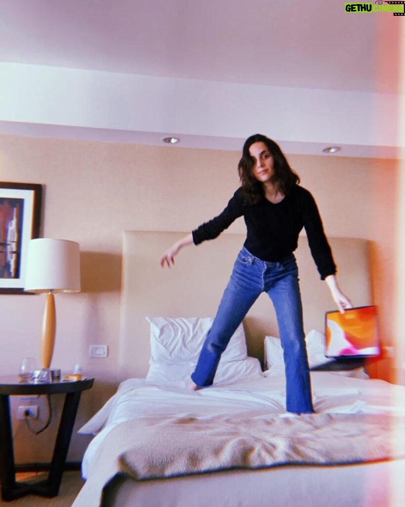 Camila Hirane Instagram - saltar en la cama del hotel julio, 2023