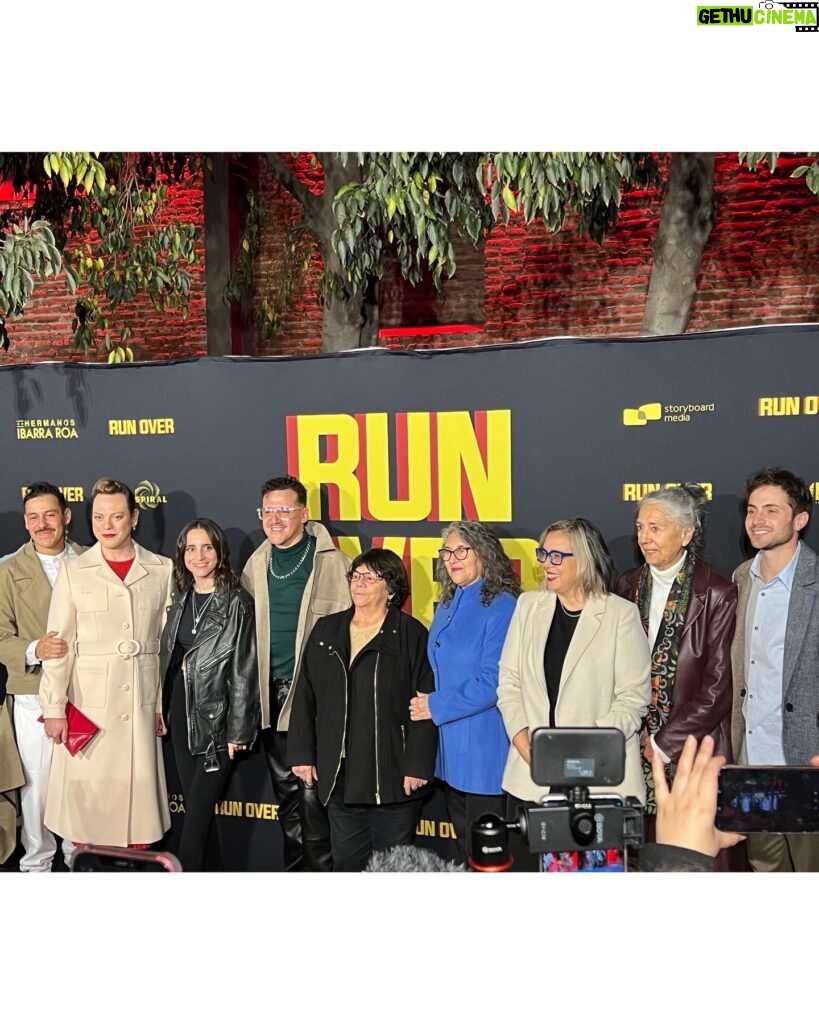 Camila Hirane Instagram - Anoche en el magno evento del estreno de Run Over de mis queridísimos @hermanosibarraroa que después de 6 años estrenan su película hermosa, entretenida, aguda, auténtica y creativa! tengo una participación especial y me siento profundamente orgullosa. VAYAN AL CINE HOY MISMO! no se arrepentirán, lo juro!