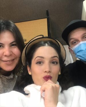 Camila Mateos Instagram - La quinta foto es de Eva en 1937. En 1935 parte a Buenos Aires “con grandes ojos oscuros de mirada un poco triste, sin saber lo que iba a encontrar pero con la determinación inquebrantable de ser actriz” escribe Marysa Navarro en Evita, un libro que me sirvió de guía para conocer a la Eva de Los Toldos.  Bueno, dejo este carrete y no jodo más pero entenderán… estoy contenta. 🐣
Gracias @lailadus por esas tardes leyendo poemas, repitiendo mil veces las escenas entre mates y emocion. Te quiero! 
Vayan a ver #SantaEvita que es una 💎💎💎 @starplusla