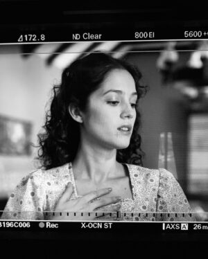 Camila Mateos Instagram - La quinta foto es de Eva en 1937. En 1935 parte a Buenos Aires “con grandes ojos oscuros de mirada un poco triste, sin saber lo que iba a encontrar pero con la determinación inquebrantable de ser actriz” escribe Marysa Navarro en Evita, un libro que me sirvió de guía para conocer a la Eva de Los Toldos.  Bueno, dejo este carrete y no jodo más pero entenderán… estoy contenta. 🐣
Gracias @lailadus por esas tardes leyendo poemas, repitiendo mil veces las escenas entre mates y emocion. Te quiero! 
Vayan a ver #SantaEvita que es una 💎💎💎 @starplusla