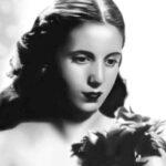 Camila Mateos Instagram - La quinta foto es de Eva en 1937. En 1935 parte a Buenos Aires “con grandes ojos oscuros de mirada un poco triste, sin saber lo que iba a encontrar pero con la determinación inquebrantable de ser actriz” escribe Marysa Navarro en Evita, un libro que me sirvió de guía para conocer a la Eva de Los Toldos. Bueno, dejo este carrete y no jodo más pero entenderán… estoy contenta. 🐣 Gracias @lailadus por esas tardes leyendo poemas, repitiendo mil veces las escenas entre mates y emocion. Te quiero! Vayan a ver #SantaEvita que es una 💎💎💎 @starplusla