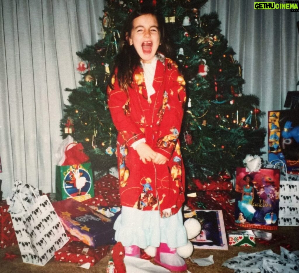 Camilla Belle Instagram - Feliz Natal!! 💚❤️ Merry Christmas !! ❤️💚 Feliz Navidad !! ❤️💚🎄
