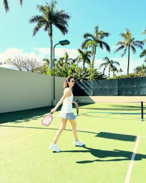 Camilla Belle Instagram - ☀️🏝️🌺🐢🩴🍧🌴🎉🧡