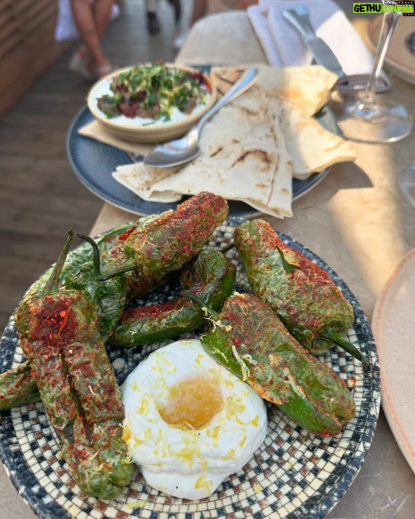 Camilla Läckberg Instagram - Mysiga timmar med sonen. Shoppa sommarkläder först till honom då han växt ur allt, sen lunch på @strandbryggansthlm ❤️ @charlielackbergmelin