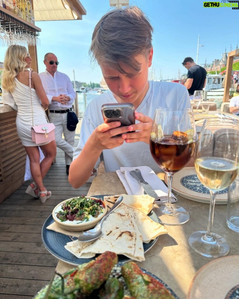 Camilla Läckberg Instagram - Mysiga timmar med sonen. Shoppa sommarkläder först till honom då han växt ur allt, sen lunch på @strandbryggansthlm ❤️ @charlielackbergmelin