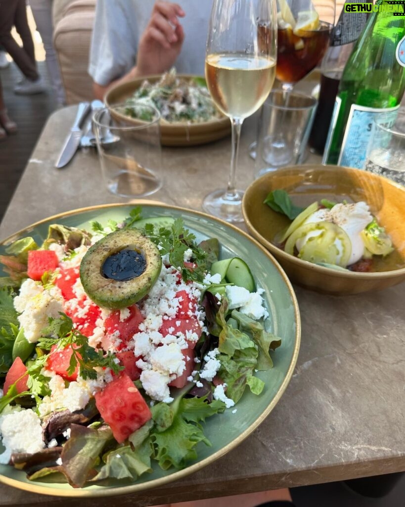 Camilla Läckberg Instagram - Mysiga timmar med sonen. Shoppa sommarkläder först till honom då han växt ur allt, sen lunch på @strandbryggansthlm ❤️ @charlielackbergmelin