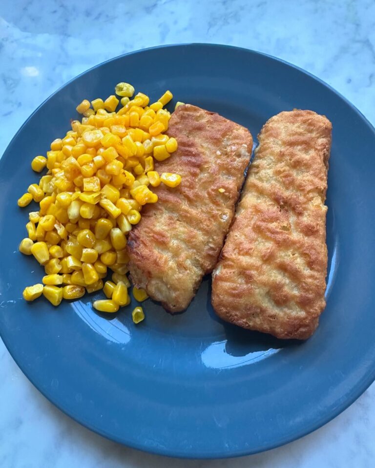 Camilla Läckberg Instagram - När 8-åringen är MYCKET nöjd med sin middag. ”Mamma du är sååååå bra på att laga mat!” 🤣🙈🙈🙈🙈😅