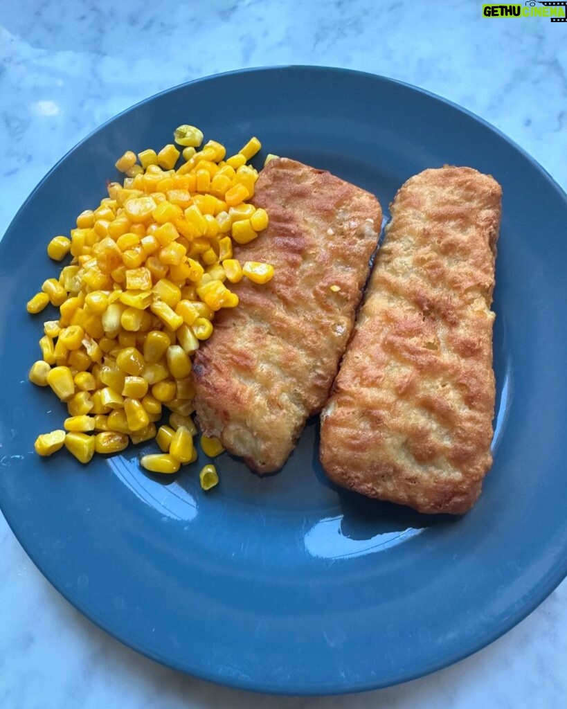 Camilla Läckberg Instagram - När 8-åringen är MYCKET nöjd med sin middag. ”Mamma du är sååååå bra på att laga mat!” 🤣🙈🙈🙈🙈😅