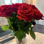 Camilla Läckberg Instagram – Fick blombud från min man med meddelande att jag är världens bästa fru. Och jag som träffat världens bästa man. Herregud vad är oddsen för ett sånt sammanträffande?! 🤷🏻‍♀️😍😎❤️ @simonskold