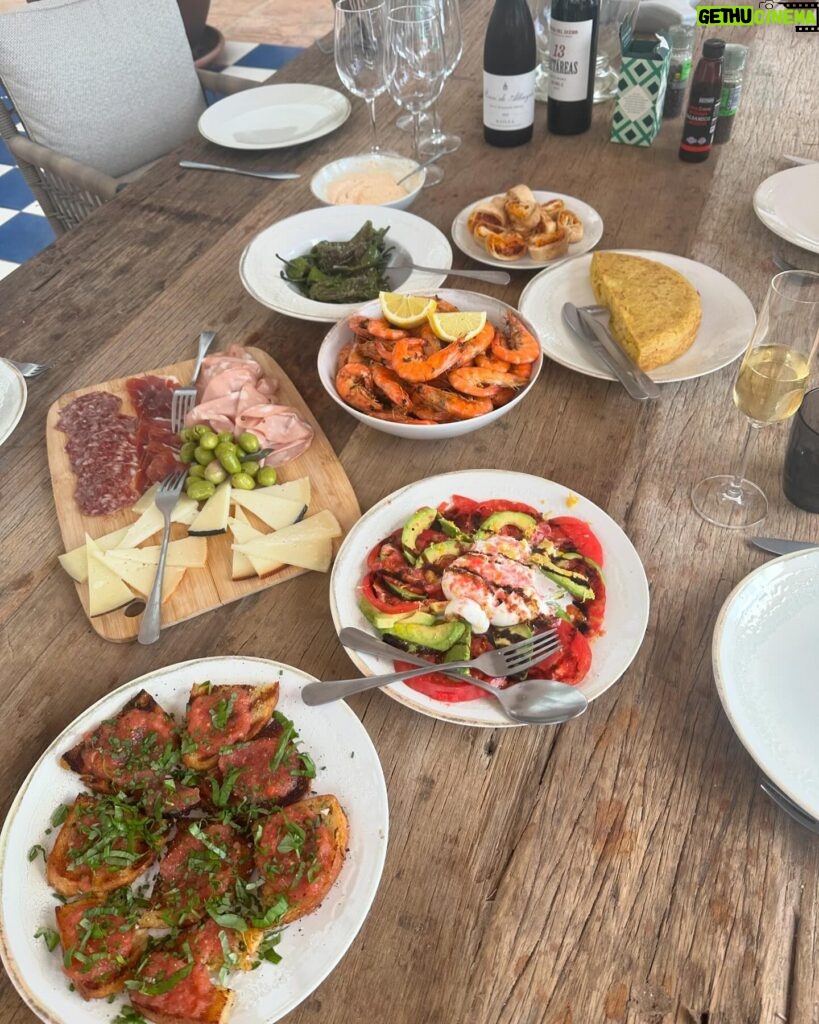 Camilla Läckberg Instagram - När jag och @eleonorave lagat lunch. ❤️ #CasaDePapel