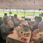 Camilla Läckberg Instagram - Helt underbar eftermiddag igår på Elitloppet med Leif GW, Kim och deras trevliga vänner. Mycket nöjd också att jag lyckades killgissa rätt på Elitloppsvinnaren i intervju med @tv4 🤣🤣🤣🤷🏻‍♀️ Vann en liten slant på honom också! (Fast Leif tyckte jag satsade alldeles för fegt. 200 kronor var tydligen ”rätt mesigt”. 🤣🤷🏻‍♀️) (Swipa)