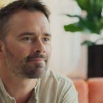 Camilla Läckberg Instagram - Jag är så glad över att säsong tre av Strandhotellet är tillbaka redan i sommar! Den 9 juni får vi äntligen träffa karaktärerna igen och det dyker även upp nya ansikten, som @eriksegerstedt som gör sin skådespelardebut! 🤩 Som vanligt går ingen säker och många mörka hemligheter kommer upp till ytan. Tredje säsongen av Strandhotellet har premiär 9 juni på Viaplay och TV3! #strandhotellet #viaplaysverige #tv3se