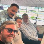 Camilla Läckberg Instagram - Helt underbar eftermiddag igår på Elitloppet med Leif GW, Kim och deras trevliga vänner. Mycket nöjd också att jag lyckades killgissa rätt på Elitloppsvinnaren i intervju med @tv4 🤣🤣🤣🤷🏻‍♀️ Vann en liten slant på honom också! (Fast Leif tyckte jag satsade alldeles för fegt. 200 kronor var tydligen ”rätt mesigt”. 🤣🤷🏻‍♀️) (Swipa)