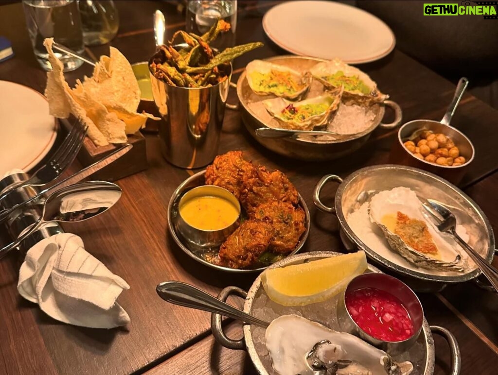 Camilla Läckberg Instagram - En kväll med de här tre på @indias.sthlm ❤️ Livet på en pinne. 😍❤️ @aurorastark @eleonorave @isadoracugler ❤️ Och FANTASTISK mat!! @kockjonas 🔥 (Swipa)
