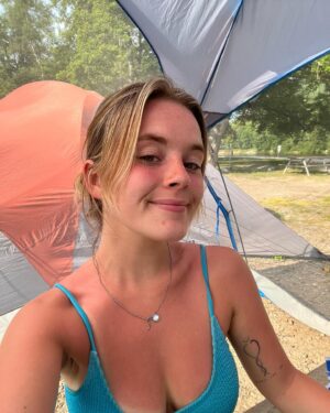 Camille Felton Instagram - Morale de cette histoire, ne pas faire comme Billie dans @coeurdeslush_lefilm et bien se crémer la prochaine fois 🤦🏼‍♀️🌞 
Psssst le film est encore à l’affiche, allez-y avant qu’il soit trop tard! :)