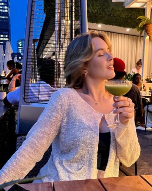 Camille Felton Instagram - Bonne bouffe, bon drink, bon rires, très très bonne pizz 🍕👅 (merci Pizza Palace toujours de me sauver du hangover)