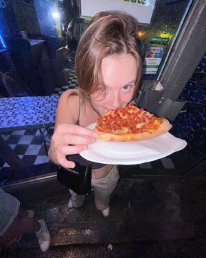 Camille Felton Instagram - Bonne bouffe, bon drink, bon rires, très très bonne pizz 🍕👅 (merci Pizza Palace toujours de me sauver du hangover)