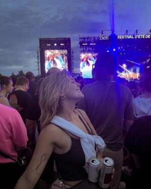 Camille Felton Instagram - Wowwww quelle belle fin de semaine au @festivaleteqc ❤️‍🔥 
Un show INCROYABLE de Pitbull avec une foule en feu, et Lana Del Rey qui m’a remis dans mes feels du secondaire 🥺 
Merci tellement de l’invitation @festivaleteqc @bleufeu_ ❤️ 
À l’an prochain!!!!!! #feq