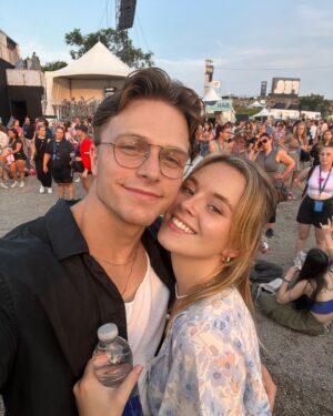 Camille Felton Instagram - Wowwww quelle belle fin de semaine au @festivaleteqc ❤️‍🔥 
Un show INCROYABLE de Pitbull avec une foule en feu, et Lana Del Rey qui m’a remis dans mes feels du secondaire 🥺 
Merci tellement de l’invitation @festivaleteqc @bleufeu_ ❤️ 
À l’an prochain!!!!!! #feq