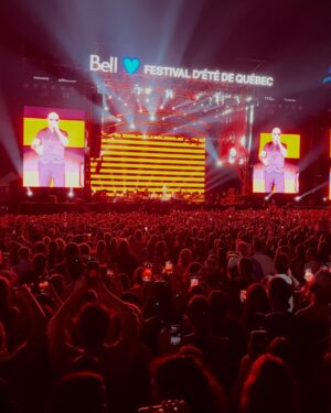Camille Felton Instagram - Wowwww quelle belle fin de semaine au @festivaleteqc ❤️‍🔥 
Un show INCROYABLE de Pitbull avec une foule en feu, et Lana Del Rey qui m’a remis dans mes feels du secondaire 🥺 
Merci tellement de l’invitation @festivaleteqc @bleufeu_ ❤️ 
À l’an prochain!!!!!! #feq