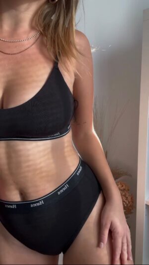 Camille Felton Instagram - Super confortables et extra cutes, les sous-vêtements Hanes Originals sont un incontournable pour se tenir bien dans sa peau🤍 En vente chez Walmart! #hanes #hanesoriginal #pub