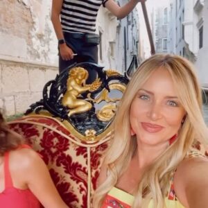 Camille Anderson Instagram - Venice was one of our favorite cities that we visited for Brooklyn’s big 13th birthday trip! We landed in the evening and took a boat to Venice with all the twinkling lights and the beautiful night sky. It was magical! We did all the Venice things… 
🛶 Gondola ride through the canals 
💎 Wandered around the maze-like alleyways and perused the local boutiques 
🍨 Daily gelato (duh!)
🍝 Pasta lunch in the rain and… 
💣 Last two slides for the professional Italian photo bombers in St Mark’s Square, who clearly knew what they were doing. Watch as they move in. 😅 Epic!