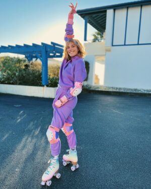 Camille Lou Instagram - Elle s’appelle comment elle ?
Non j’avoue, aucun rôle ne se cache derrière cette tenue.
@americanvintage_officiel @impalaskate 
🎥 @romainlaulhe ❤️