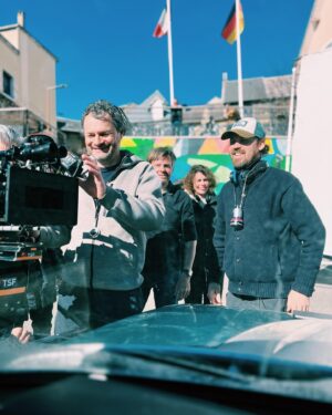 Camille Lou Instagram - Bon, j’ai mis du temps à redescendre de ces derniers mois de tournage. C’etait vraiment dingue pour moi de tourner dans une telle série @netflixfr 🫶🏻❤️ C’est exactement le genre de série que j’adore regarder !! Donc bcp d’émotion d’en faire partie.
Merci @fannnyrob pour cette folle aventure, merci pour ta confiance. Merci @mberthemy pour ta patience et ta réactivité. 
Merci @juliusbergus pour la qualité de tes plans drones, et merci à ton fidèle acolyte @arnaudstefanidp de m’avoir si peu éclairée. Évidemment je rigole. Ce sont des génies!
Merci à mes collègues acteurs et tout particulièrement à mon cher Brother @nico_godart sans qui j’aurais dépéri, et mon mari de jeu @raphael_ferret sans qui les baccalauréats auraient été bien fades.
Merci à toutes l’équipe technique, régie, HMC. Merci pour le fromage et la charcuterie de qualité. Merci à tous ceux qui ont rendu ce tournage possible. 
Merci @netflixfr family 🫶🏻
Photos:
N•1 @netflixfr je vous kiffe. Concrétisation 🥰
N•2 Ma Janina, merci pour les chaufferettes, merci de m’avoir toujours gardée au chaud.
N•3 Mon Brother @nico_godart tu me manques! Et bravo à mon fils de jeu Basile.
N•4 @juliusbergus fait semblant de savoir ce qu’il fait 🫶🏻
N•5 Mon Jean riri grâce à qui les trajets n’étaient jamais longs, merci!
N•6 Mon Brother. Encore. Bah oui, c’est la famille quoi.
N•7 La fine équipe. Vous voyez« the last of us » ? Et bah tout pareil.
N•8 Mon @felix_pgt mon dompteur de crinière, mon magicien du cheveux mousseux. Miss u. Bon, au final c’était pas si foncé ! 👧🏻
N•9 Pas un tournage sans mon Nutsy, l’aventurier, il a même pris la télécabine ! Oui il porte des petites chaussettes en caoutchouc.
N•10 vous rencontrerez Giovanna bientôt sur @netflixfr 
« Anthracite » c’était un clap de fin.
