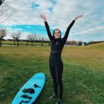 Camille Lou Instagram - C’est fou cette sensation. Il fait 9 degrés dehors, 14 dans l’eau, mais tu veux plus sortir. « Encore une dernière vague » Mais la dernière te met tellement en joie qu’il faut absolument que tu en prennes encore une toute toute petite dernière. Ça a duré deux heures 🌊 Et j’ai même pas eu froid, alors que ce n’est qu’une 4/3. @ripcurl vous êtes les meilleurs. La combi, c’est la fusion. Elle existe aussi en 5/3! 📸 Merci Mathildou 🫶🏻