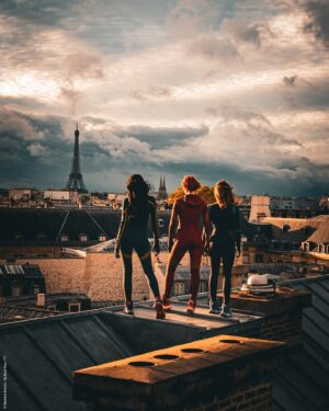 Camille Lou Instagram - Les 𝑪𝒂𝒕'𝒔 𝑬𝒚𝒆𝒔 en mission sur les toits de Paris.

La série événement, bientôt sur TF1.

#catseyes