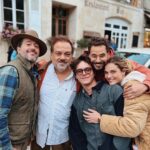 Camille Lou Instagram - It’s a wrap 🎬 Interminablement génial! Quelle équipe. Merci à vous tous ! Un poke particulier à mon mari de jeu @hakimjemili qui m’a supporté pendant 2 mois! Merci pour tout 💕👌🏻 Ps: Ça va, on vous dérange pas trop ? #supersublimeexcellent #HappyHappy