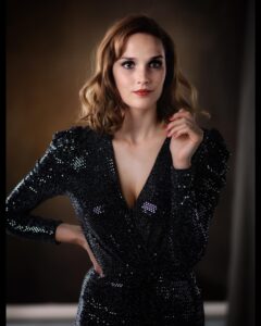 Camille Lou Instagram - Ce soir, un bon film post fête de bayonne ❤️ Pour ceux qui ne l’ont pas découvert au cinéma, “Pourris Gâtés” c’est à 21h10 sur @tf1 . Et vous rencontrerez Stella, tout en simplicité!