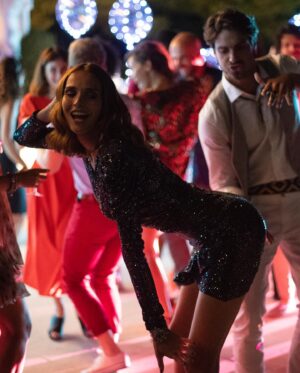 Camille Lou Instagram - Ce soir, un bon film post fête de bayonne ❤️ Pour ceux qui ne l’ont pas découvert au cinéma, “Pourris Gâtés” c’est à 21h10 sur @tf1 . Et vous rencontrerez Stella, tout en simplicité!