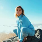 Camille Lou Instagram - ☀️ « Quand elle l’attendait quelque part et le voyait arriver, c’était comme si mille soleils s’allumaient dans le ciel et transformaient toute la terre » - Barjavel (Le grand secret) C’est exactement ça @romainlaulhe ❤️ 📷 @pauline_stbn 🌊 Outfit @americanvintage_officiel 😻 @iloveanglet