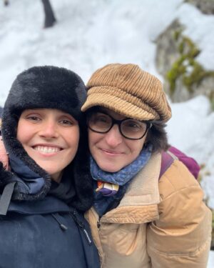 Camille Lou Instagram - Bon, j’ai mis du temps à redescendre de ces derniers mois de tournage. C’etait vraiment dingue pour moi de tourner dans une telle série @netflixfr 🫶🏻❤️ C’est exactement le genre de série que j’adore regarder !! Donc bcp d’émotion d’en faire partie.
Merci @fannnyrob pour cette folle aventure, merci pour ta confiance. Merci @mberthemy pour ta patience et ta réactivité. 
Merci @juliusbergus pour la qualité de tes plans drones, et merci à ton fidèle acolyte @arnaudstefanidp de m’avoir si peu éclairée. Évidemment je rigole. Ce sont des génies!
Merci à mes collègues acteurs et tout particulièrement à mon cher Brother @nico_godart sans qui j’aurais dépéri, et mon mari de jeu @raphael_ferret sans qui les baccalauréats auraient été bien fades.
Merci à toutes l’équipe technique, régie, HMC. Merci pour le fromage et la charcuterie de qualité. Merci à tous ceux qui ont rendu ce tournage possible. 
Merci @netflixfr family 🫶🏻
Photos:
N•1 @netflixfr je vous kiffe. Concrétisation 🥰
N•2 Ma Janina, merci pour les chaufferettes, merci de m’avoir toujours gardée au chaud.
N•3 Mon Brother @nico_godart tu me manques! Et bravo à mon fils de jeu Basile.
N•4 @juliusbergus fait semblant de savoir ce qu’il fait 🫶🏻
N•5 Mon Jean riri grâce à qui les trajets n’étaient jamais longs, merci!
N•6 Mon Brother. Encore. Bah oui, c’est la famille quoi.
N•7 La fine équipe. Vous voyez« the last of us » ? Et bah tout pareil.
N•8 Mon @felix_pgt mon dompteur de crinière, mon magicien du cheveux mousseux. Miss u. Bon, au final c’était pas si foncé ! 👧🏻
N•9 Pas un tournage sans mon Nutsy, l’aventurier, il a même pris la télécabine ! Oui il porte des petites chaussettes en caoutchouc.
N•10 vous rencontrerez Giovanna bientôt sur @netflixfr 
« Anthracite » c’était un clap de fin.
