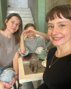 Canan Maktal Instagram - 🫶 Çocukluğumun en güzel anılarından birisidir; Babam bazı sabahlar pikabından The Beatles'ın 'Love Me Do' parçasını son ses çalar, bizi bu şahane müzik ve kızarmış ekmek kokusuyla uyandırırdı. Aile candır. ❤️