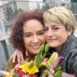 Canan Ergüder Instagram - Kelimeler yetmez bugün hissettiklerimi anlatmaya. Hayat garip. Ben mini miniyken yollarımız bir şekilde kesişti ve herkes gibi ben de ona vurulmuştum. Kalbimde hep ayrı bir yeri oldu. Seneler sonra hep istesem de iş bizi bir türlü bir araya getiremedi. Ta ki İstanbul Ansiklopedisi'ne kadar. Ne mutluyum ne şanslıyım seninle oynayabildiğim için canım @mujdearkarakas